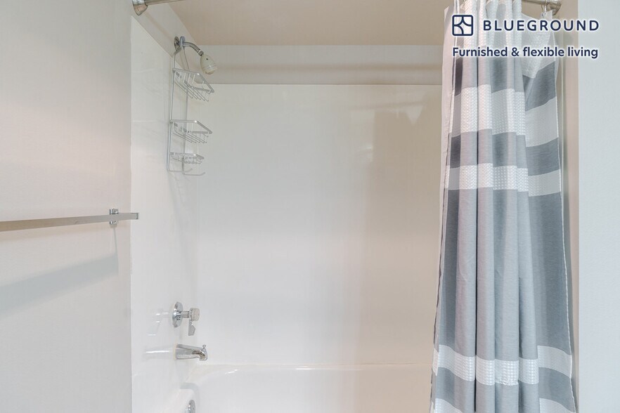 Building Photo - 526 Yale Ave N