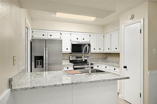 Building Photo - 1714 Shadowview Dr