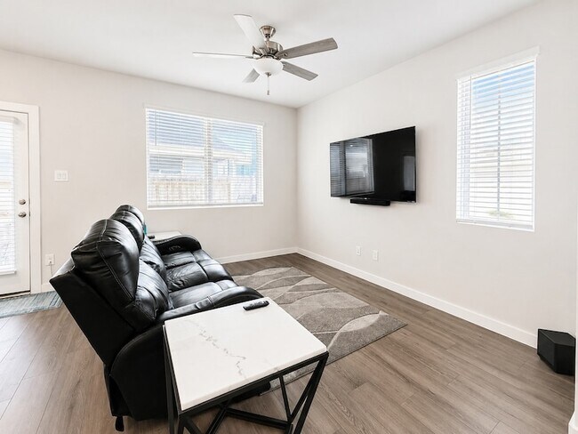 Building Photo - 624 Pelican Dr
