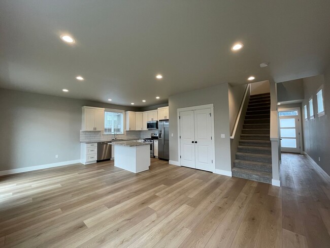 Building Photo - Modern Southwest Gresham Home - 4Bd 2.5Ba ...