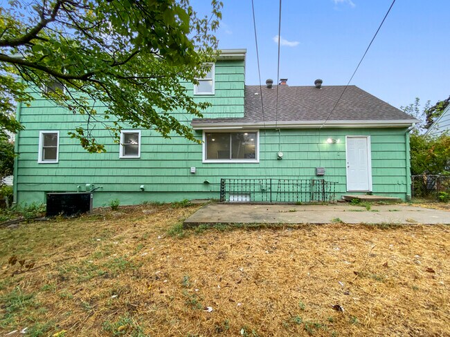 Building Photo - Charming and Spacious 4-Bedroom, 2-Bathroo...