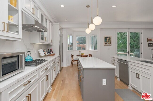 Building Photo - 2056 Kerwood Ave