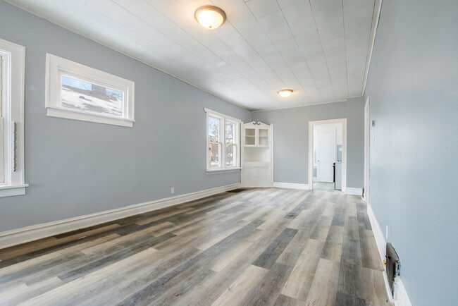 Building Photo - Home For Rent