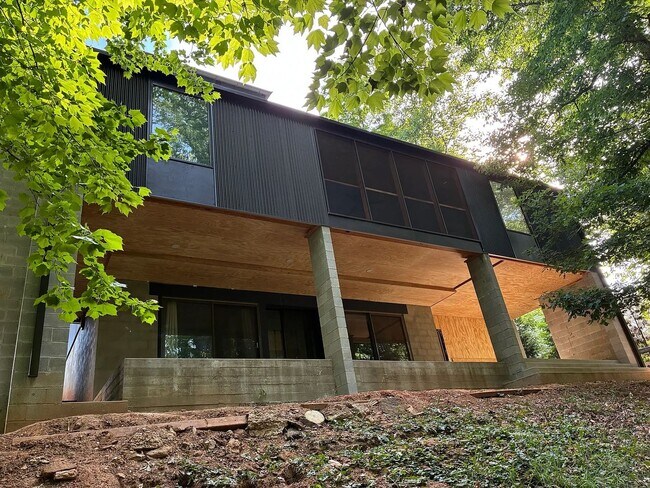 Building Photo - Spacious Pet-Friendly 4BR Home Near Downtown & UVA