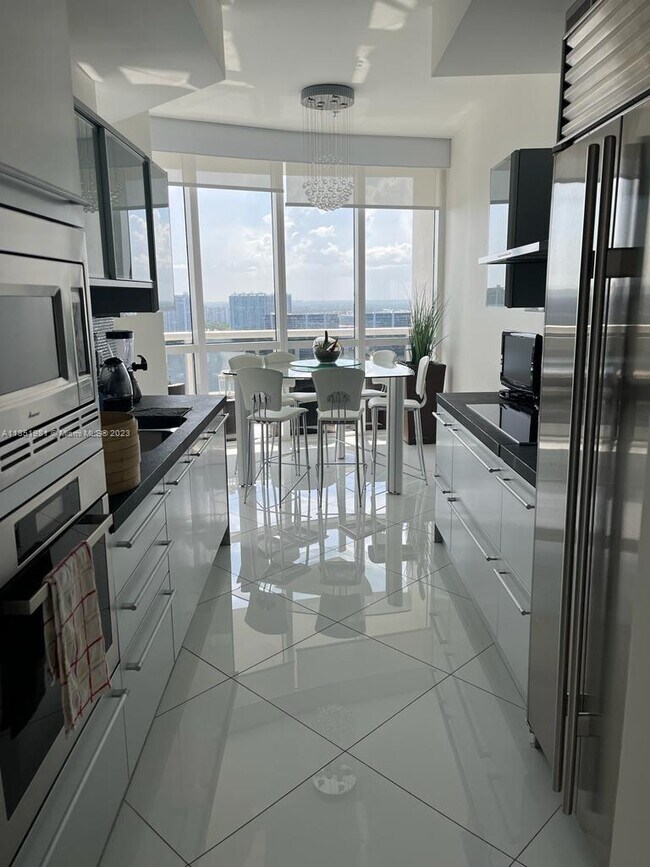 Building Photo - 18201 Collins Ave