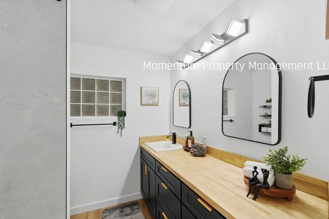 Building Photo - Gorgeous 4 Bedroom in Dunedin! Full Upgraded w/ a Pool!! Don't Miss Out!!