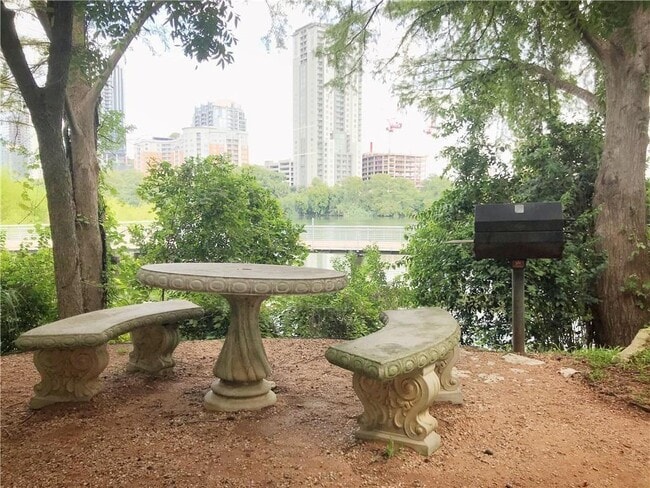 Building Photo - 500 E Riverside Dr