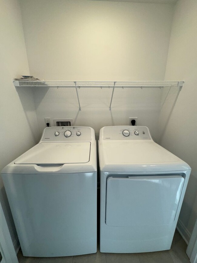 Building Photo - *LIKE NEW!* 3BR/2.5BA Townhouse in Crescen...