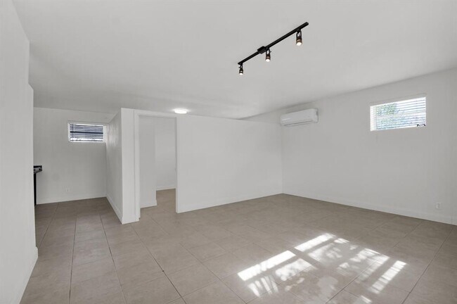 Building Photo - 1116 S 17th Ave