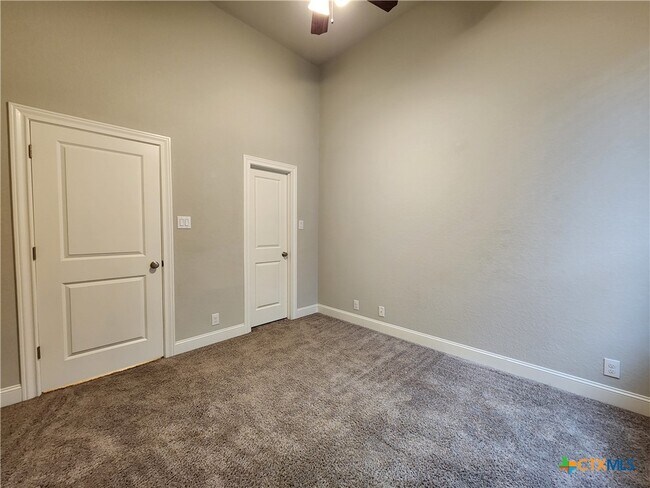 Building Photo - 1113 Carriage Loop
