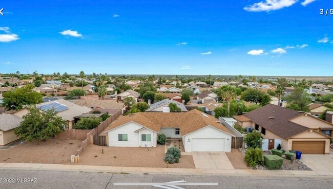 Building Photo - Gorgeous Remodeled Home w/Community Pool i...