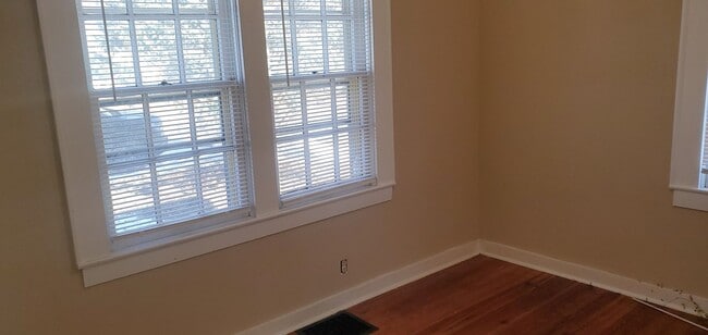 Building Photo - 2 bd, 1 ba house in central west Columbia, wood floors, new paint, low traffic road