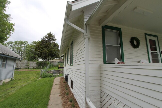 Building Photo - Beautiful 2-bedroom Charmer in Aksarben