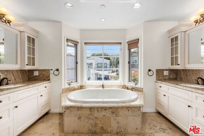 Building Photo - 1024 25th St