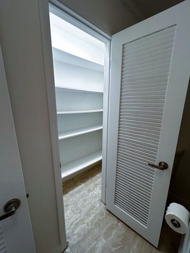 Building Photo - Large 1 Bedroom 1.5 Bath Condo - Steps from Fort Lauderdale Beach!