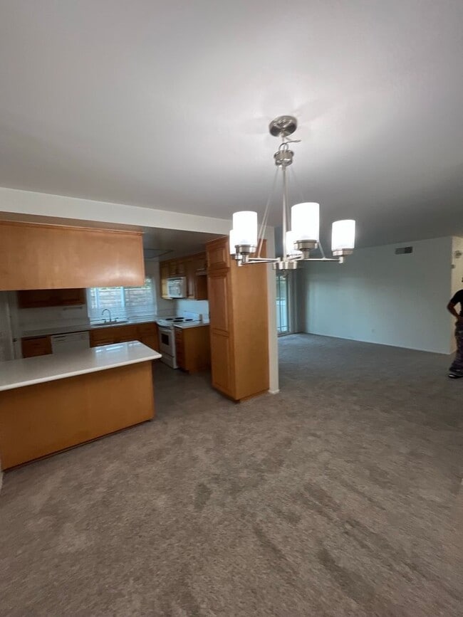 Building Photo - Beautiful 4 Bd Townhouse