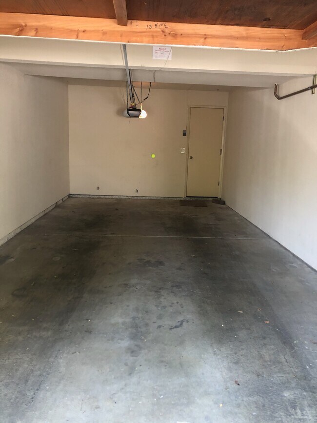 Building Photo - 850 Apricot Ave