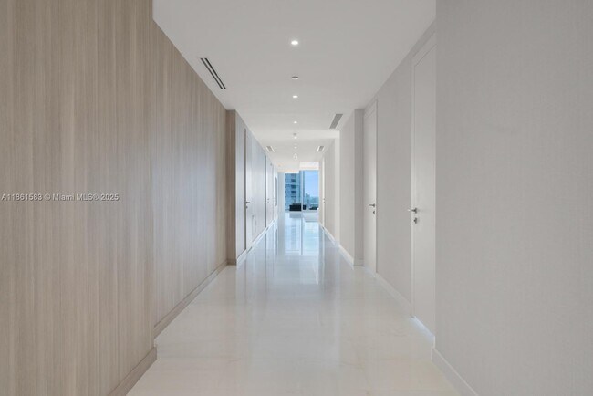 Building Photo - 300 Biscayne Blvd Way