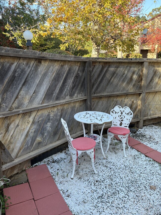 Building Photo - 1115 Creekside Way