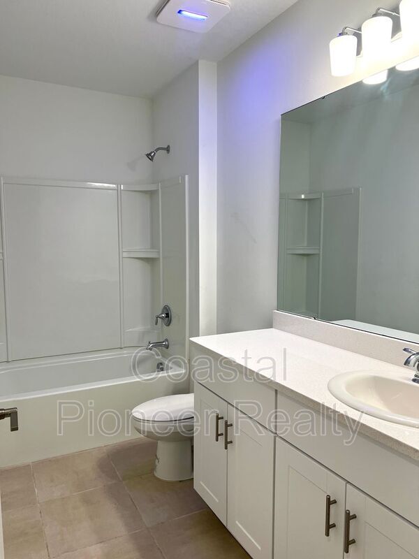 Building Photo - 5569 Tranquila Ln
