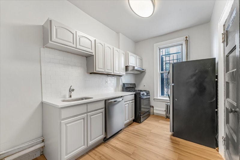 Building Photo - 952 E 156th St