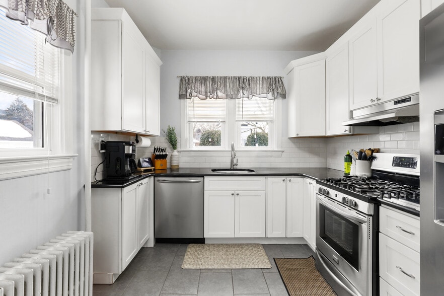 Building Photo - 37 Waverly Pl