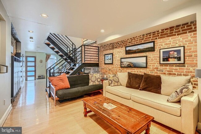 Building Photo - 542 E Clement St