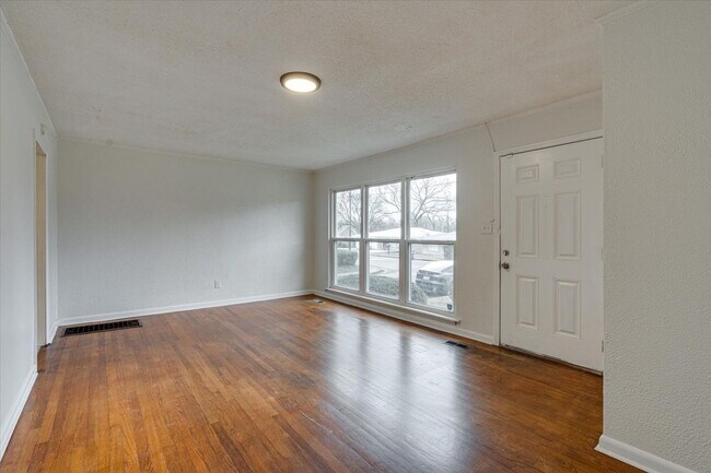 Building Photo - 2000 Milne St