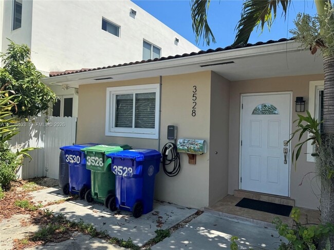 Building Photo - 3528 SW 25th Ter