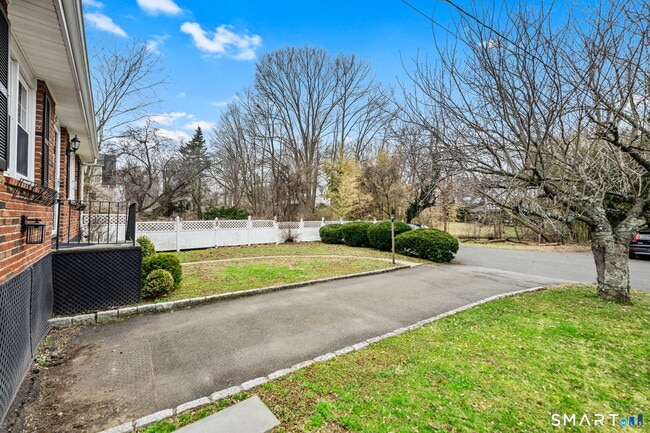 Building Photo - 5 River St