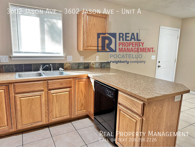 Building Photo - 3 Bed/ 1.5 bath duplex - Pets negotiable