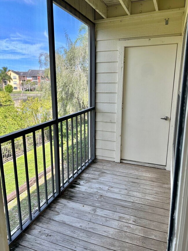 Building Photo - One Bedroom Apartment in Gated Community - Easy Highway Access!