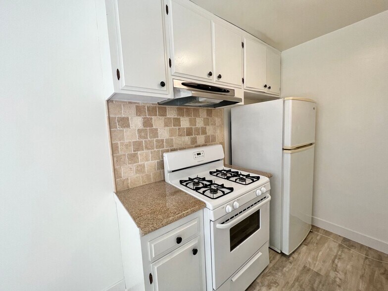 Building Photo - 3746 S Canfield Ave