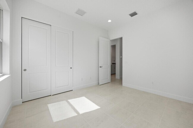 Building Photo - 15144 Wildwood Cir
