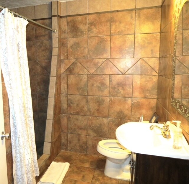 Building Photo - 4724 Lakeview Dr