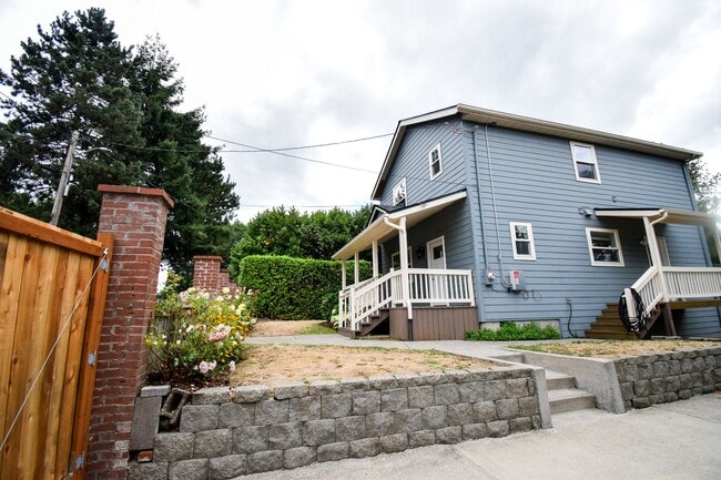 Building Photo - Beautiful 4 Bedroom 2 Bath Home in NE Port...