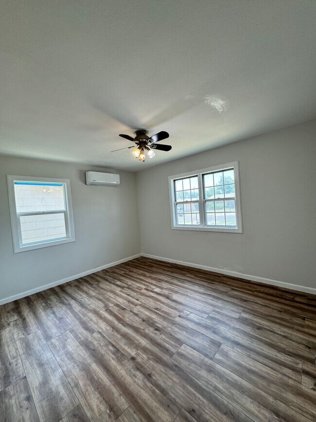 Building Photo - 4 Bedroom 2 Bath Home with Updates! Great Location!