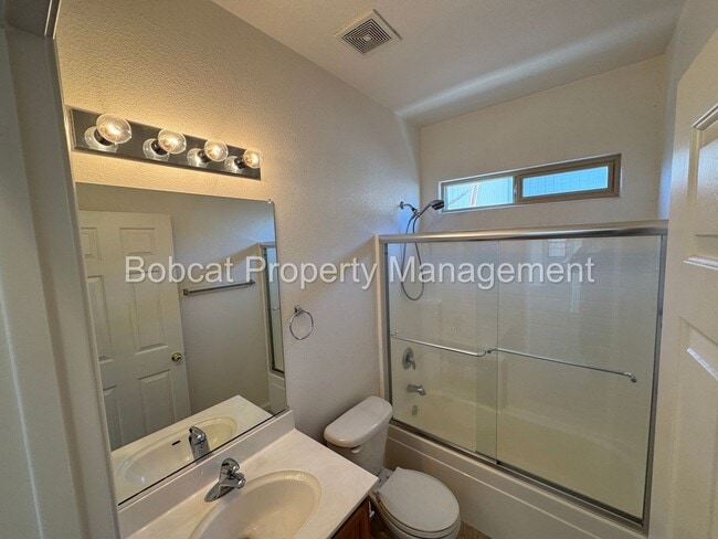 Building Photo - 3 Bedroom, 2 Bathroom Home Located in Dayton