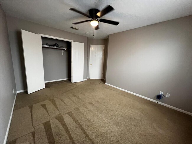 Building Photo - 2427 Halstead Dr