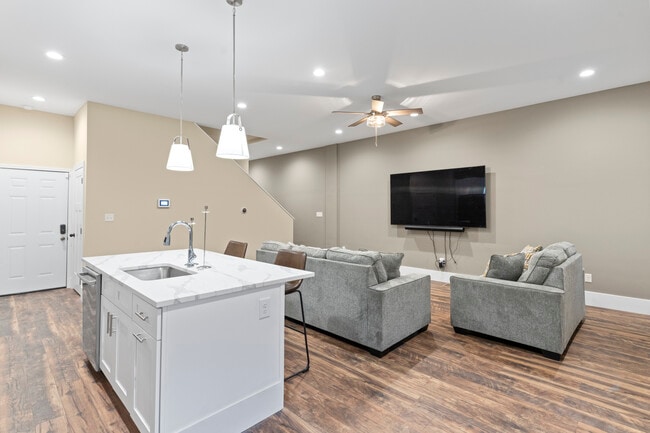 Building Photo - 5424 Delmar Ct