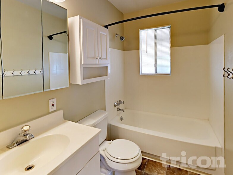 Building Photo - 1355 Royal Dr