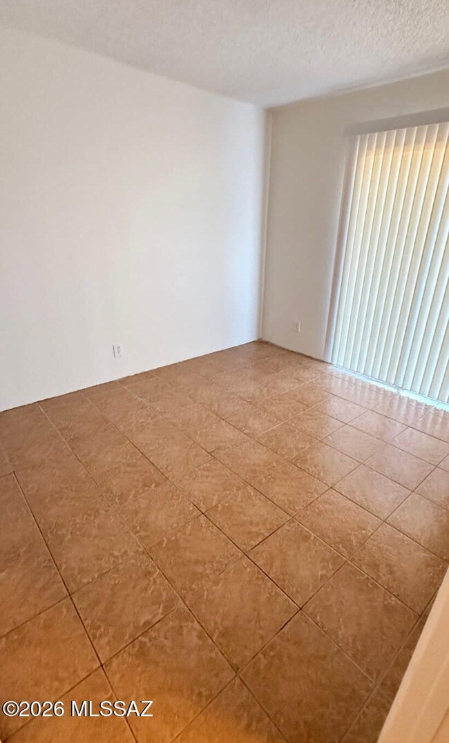 Building Photo - 3313 E Blacklidge Dr