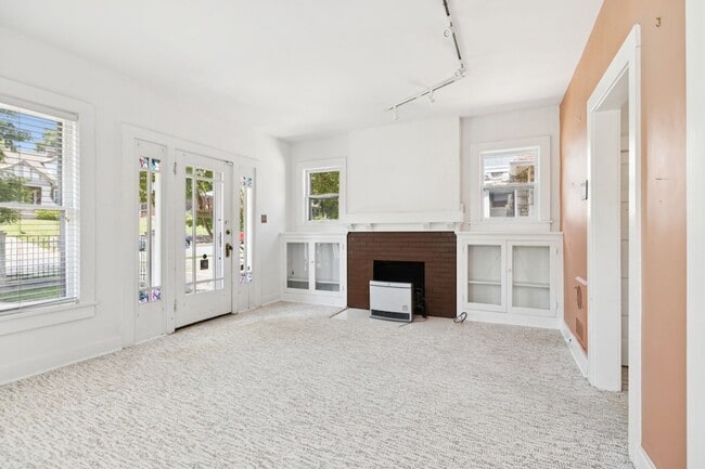 Building Photo - 1604 17th Ave S