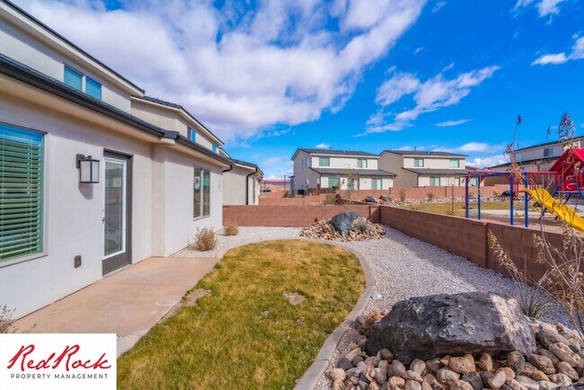 Building Photo - Innovative Design! 4 Bedroom Home in the Beautiful Desert Playa Community