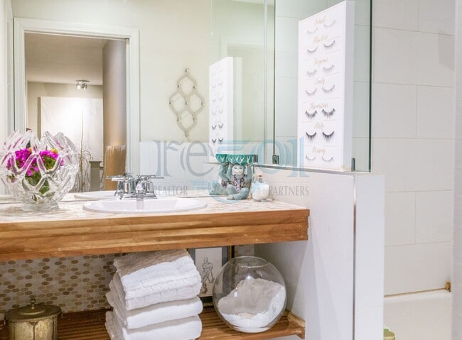 Building Photo - Elegant, updated Pleasant Valley townhome in the heart of WLR