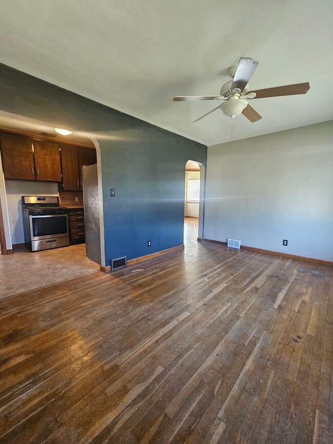 Building Photo - There is a $25 fee per application and eve...