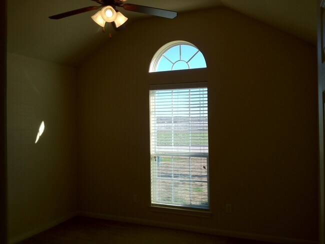 Building Photo - 1213pho