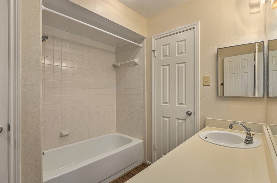 Guest Bath - 508 Clarence St
