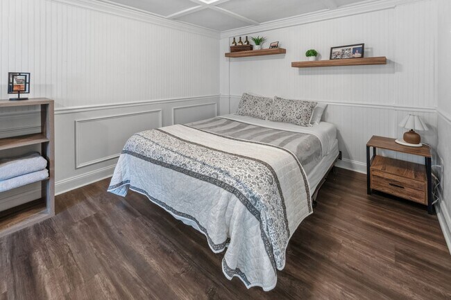 Building Photo - Monthly Rental — Stylish First-Floor Condo by Daffin Park with All-Inclusive Utilities