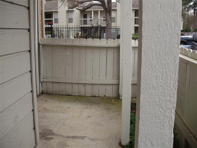 Building Photo - 17331 Red Oak Dr